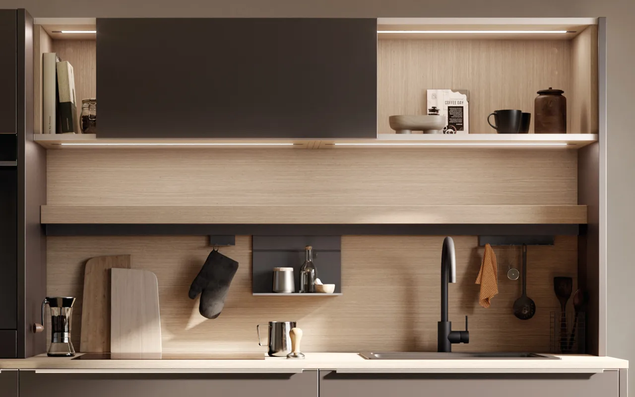 MKüchendetail mit Holzrückwand, modernen Regalen und stimmungsvoller Beleuchtung. Schwarze Armatur und edle Accessoires betonen das elegante Küchendesign.